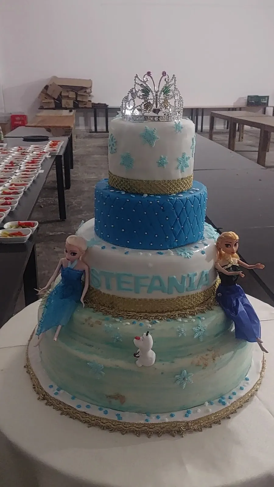 Tort Frozen pe patru etaje pentru Stefania