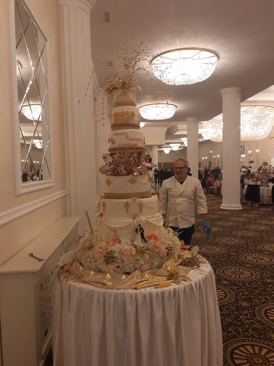 Tort de nuntă cu cascadă de flori