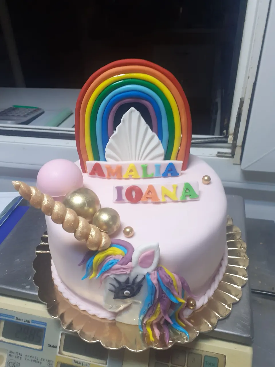 Tort unicorn cu curcubeu pentru Amalia și Ioana
